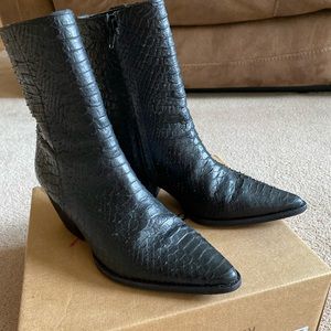 The black snack Nashville boots , eight size .